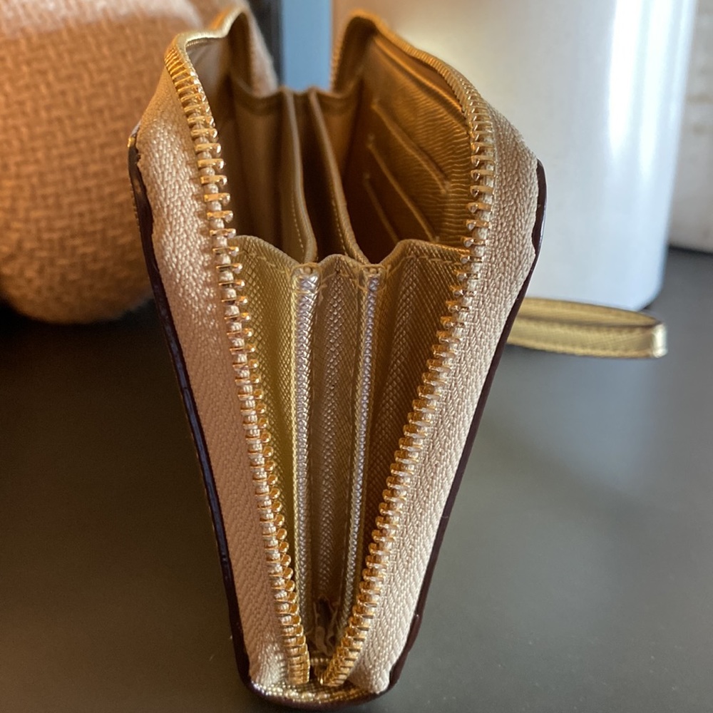 ♠️Kate Spade “golden” wristlet - Picture 9 of 13